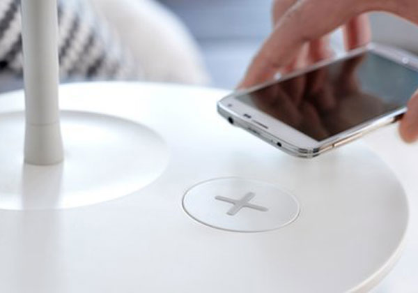 אפשר להטעין את הסמארטפון על הספה? המטען החדש של איקאה