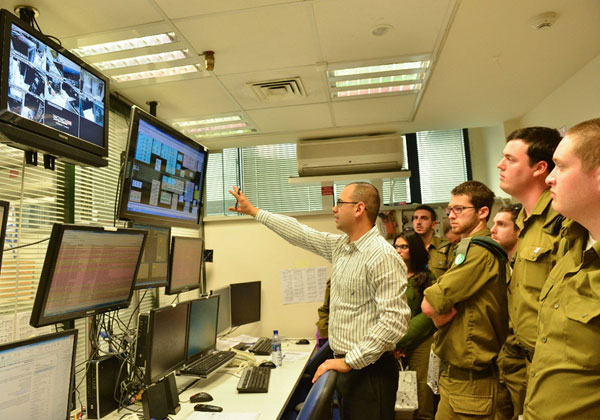 שלומי אוחנונה, מנהל מדור הפעלה Open בישראכרט, מארח את החיילים במרכז הנו"ב של החברה, שממנו מנטרים את פעילות התקשורת ומערכות ה-Open שלה