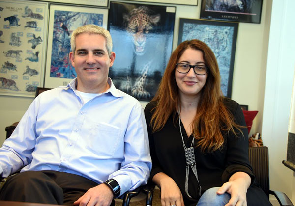 באו לבקר במאורת הנמר: מיכל גרוטס, שמונתה לנהל את השיווק של קבוצת אמן, וינאי מילשטיין, מנהל מחלקת אינטגרציית נתונים