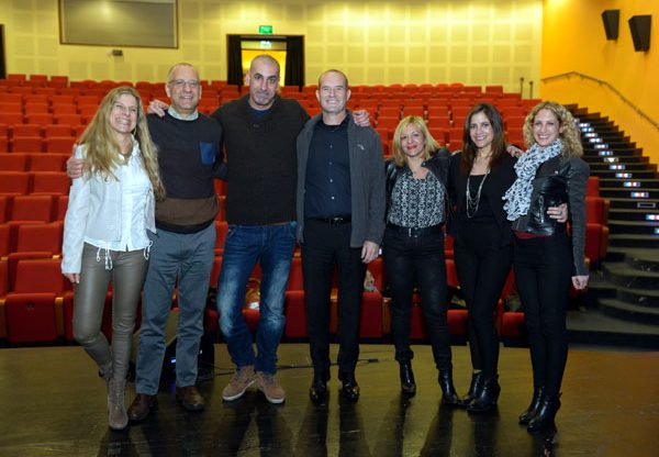 הסטדנאפיסט קובי מימון וחברים. מימין: נטע שמעון, הילה בובליל, גילי שלזינגר, שי אוזון, קובי מימון, דוד פרס וענת סתיו