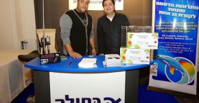 אנשי כחילה מציגים את פתרונות החברה במהלך הכנס
