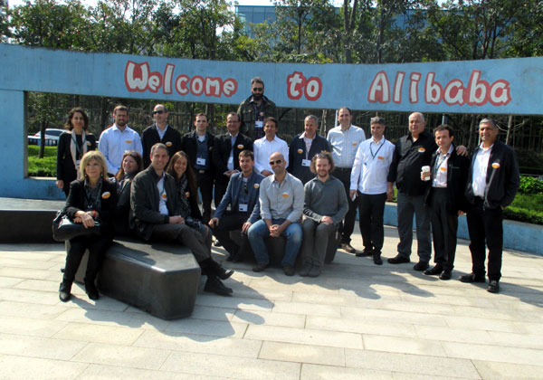 קבוצת המנהלים מתוכנית ה- MBA של הפקולטה לניהול באוניברסיטת תל אביב יחד עם פרופ' יחזקאל ועינת מזרחי, סמנכ"לית תוכניות המנהלים, בביקור בעלי באבא