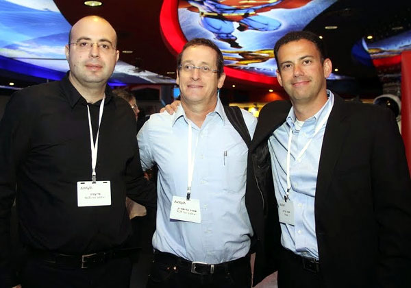 מימין: תומר פרידור, מנהל הפעילות העסקית של אווייה ישראל; אופיר בר אוריין, מנהל חטיבת התקשורת של י.א. מיטווך; ושי עטיה, מנהל מחלקת מכירות NCR ב-י.א. מיטווך