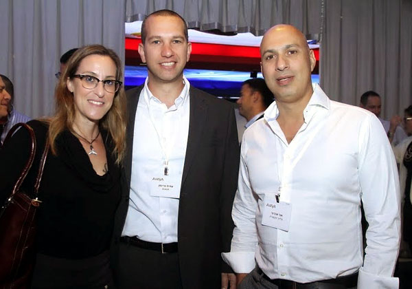 עמית גרינמן, מנהל שותפים עסקיים באווייה ישראל (במרכז), עם אבי אהרוני, מנהל חטיבת הביטחון בטלדור, וכרמית מיכאל, מנהלת מכירות ביבמ