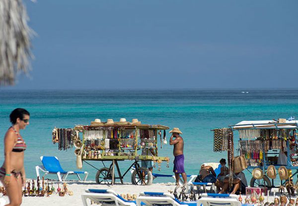 פייר, גם אני הייתי רוצה לנסוע לשם. וראדארו ביץ', קובה. צילום:עמנואל הויברכטס, ויקיפדיה