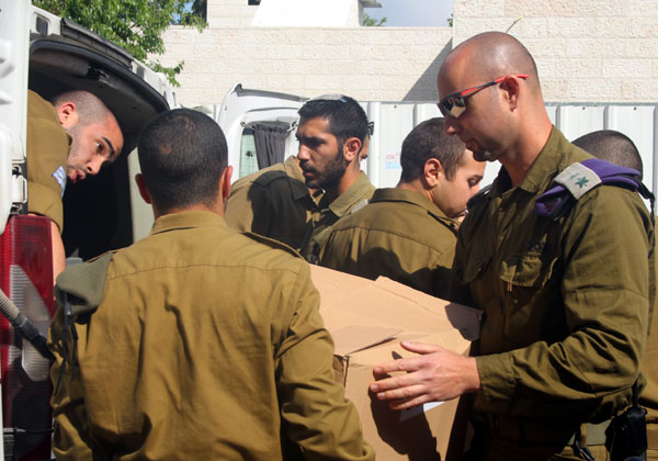 סא"ל עומר כהן, מפקד גדוד אמירים (מימין), עם החיילים