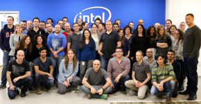 עובדים במרכז הפיתוח של אינטל ישראל ביקום. במרכז השורה התחתונה: שרון אלמוזנינו-אלמוג, מנהל קבוצת פיתוח חומרה ב-CDG ומנהל המרכז