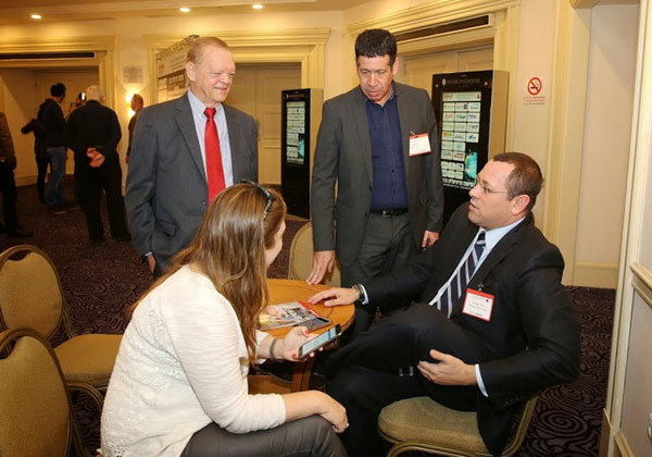 בתמונה: ד"ר יאיר שינדל, ראש מטה מיזם ישראל דיגיטלית, שריתק את המשתתפים בהרצאה על המיזם במליאת הבוקר (יושב); ד"ר עופר רימון, ראש מינהל הטכנולוגיות ומנמ"ר משרד החינוך, שהוביל את מושב החינוך בכנס (עומד מימין); ושי קוקוי, יו"ר לשכת מנתחי מערכות המידע