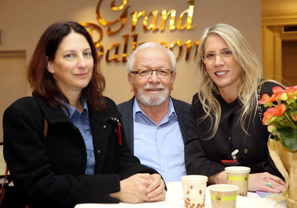 הצוות המוביל של מיה מחשבים: במרכז - צבי צוויג, המייסד והבעלים. לשמאלו רונית לפידור-בלו, המנכ"לית הצעירה של החברה, שהגיעה לכנס צרודה ועל כן ויתרה על מקומה בפאנל המנהלים. במקומה השתתפה, בצורה רהוטה ומעוררת כבוד, שרון הר-עוז, מנהל ה-Presale של החברה. מימין - מירי ארקין, מנהלת מכירות למגזר הפיננסי במיה מחשבים