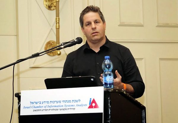 ד"ר ברק הרשקוביץ, מנהל המחקר והפיתוח של ג'נרל מוטורס בישראל, מרצה בכנס