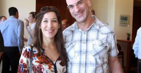 מימין: אלעד פישר, מדריך ב-VMware; ואפרת בן הרוש, מנהלת שותפים ב-VMware ישראל