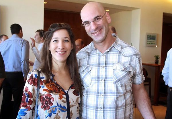 מימין: אלעד פישר, מדריך ב-VMware; ואפרת בן הרוש, מנהלת שותפים ב-VMware ישראל