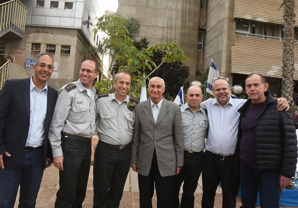 מימין: יענקלה קרפ, הרב נגד האגדי של ממר"ם; רונן זרצקי, סמנכ"ל הטכנולוגיות ומנמ"ר ישראכרט ולשעבר מפקד ממכ"א; שאול לביא, מוותיקי ממר"ם, עוזר ראשי למפקדי היחידה לדורותיהם; אל"מ אבנר זיו; אל"מ נועם רוזנפלד, המפקד לשעבר של ממר"ם; ורס"ן (מיל') מוקי גור-אריה