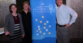 מימין: אולמונט סמית, סגן נשיא באינטל העולמית; לואיז סאמרטון, מנהלת מעבדות אינטל אירופה; וגיא בר נר, מנהל השיווק והמכירות של אינטל