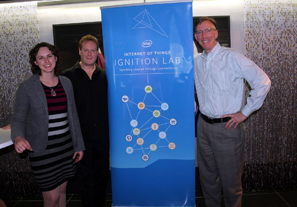 מימין: אולמונט סמית', סגן נשיא לאיפשור טכנולוגי באינטל; גיא בר-נר, מנהל השיווק והמכירות של אינטל ישראל; ולואיז סמרטון, מנהלת המכירות לאקו-סיסטם באזור EMEA באינטל. צילום: יואב דיקשטיין