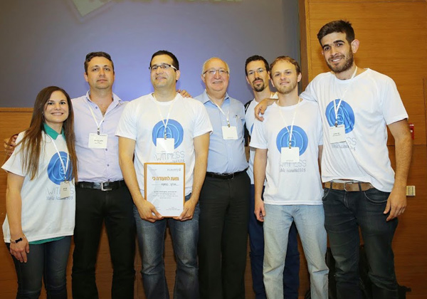 הזוכים וחבר הכנסת. מימין: נאור תורג'מן ,מפתח; אלכס ריבקין, מפתח; שירן מאור, פוליטיקה וממשל; ח"כ פרופ' מנואל טרכטנברג, שופט בתחרות; אמוץ קוסקס,מוביל עסקי; שמעון גדבלסקי, מנחה; וענבר לייטוש, מעצבת גראפית