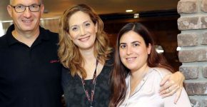 שרי צוק (במרכז), מנהלת חטיבת Systems באורקל ישראל, עם גיל קומאר, מנהל פיתוח עסקי בחטיבה, וג'ואנה חג'ג', מנהלת מוצרי אורקל ב-Arrow ECS. צילום: קובי קנטור