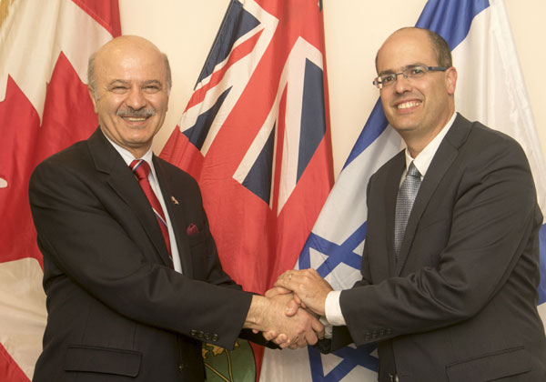 מימין: אבי חסון, המדען הראשי, וריזה מורידי, השר למחקר וחדשנות של ממשלת אונטריו