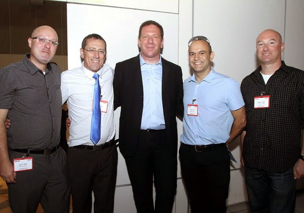 צילום משותף ונדיר של כמה ממקצועני האבטחה: מימין - נועם גרוסמן, מנהל שירותי ייעוץ בשיא סיקיוריטי; קובי פינטו, מנהל מחלקת ביקורת מערכות מידע בבנק הפועלים; אופיר זילביגר, מנכ"ל SECOZ; אבי ויסמן, מנכ"ל שיא סיקיוריטי; ומשה פרבר, מנהל CSA Israel