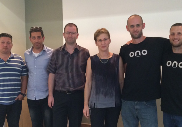 מימין: נמרוד בר לוין, מייסד שותף, מנהל עסקי ב-OnO Apps; אור קוברסקי, מייסד שותף ומנהל טכנולוגי ב-OnO App; דליה רובינסון, סמנכ"ל, מנהלת חטיבת פתרונות פיננסיים וטכנולוגיות, מטריקס; צביקי גולדברג, מנהל קבוצת דיגיטל וטכנולוגיות, חטיבת פתרונות פיננסיים וטכנולוגיות, מטריקס; אודי אילון, מנהל מטריקס דיגיטל, מטריקס; רן רייכברג, מנהל מרכז התמחות מטריקס מובייל