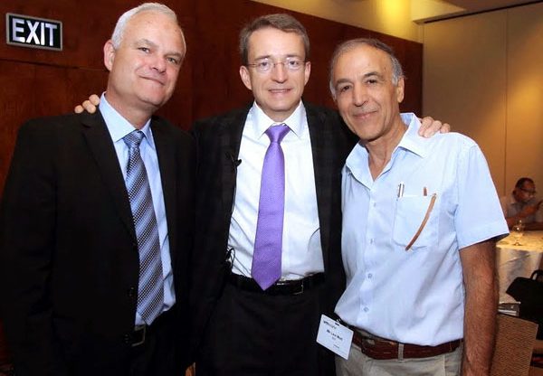 מימין: מוטי לוי, ה-CTO וסגן ראש מנהל טכנולוגיות המידע של תע"ש; פט גלסינגר, מנכ"ל VMware העולמית; ורענן ביבר, מנכ"ל VMware ישראל
