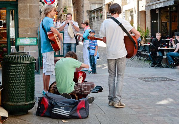 עם weBusking, אמני הרחוב מופיעים לא רק בפני העוברים ושבים. צילום אילוסטרציה: BigStock