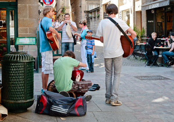 עם weBusking, אמני הרחוב מופיעים לא רק בפני העוברים ושבים. צילום אילוסטרציה: BigStock