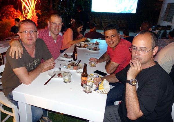 מפצחים גרעינים וצופים בנעימים. מעת לעת גם מתכבדים ושותים