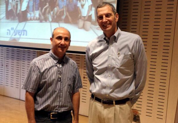 מימין: ריק קפלן, מנכ"ל יבמ ישראל, וד"ר מאיר ארבל, דיקן הסטודנטים של המכון הטכנולוגי חולון