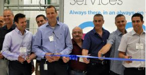 טקס חנוכת הדטה סנטר החדש של יבמ. ראשון משמאל מבין גוזרי הסרט: רועי פולניקוויאט, מנהל שירותי חוסן ביחידת ה-GTS של יבמ ישראל. לידו שי הראל, ראש חטיבת השירותים הטכנולוגיים ביבמ ישראל