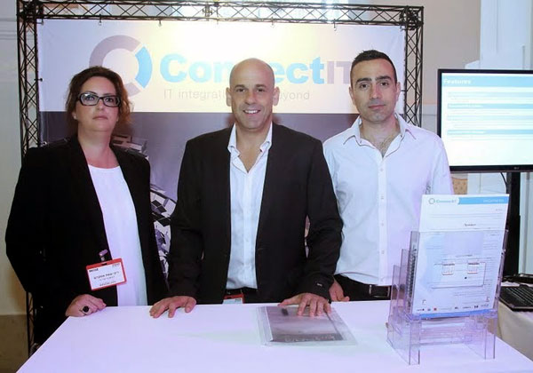 הצוות של קונטאקט איי טי. מימין: יאיר לוי, מנהל פרויקטים, אלי כהן, המנכ"ל, וריקי עשת אסקרוב, מנהלת משאבי אנוש