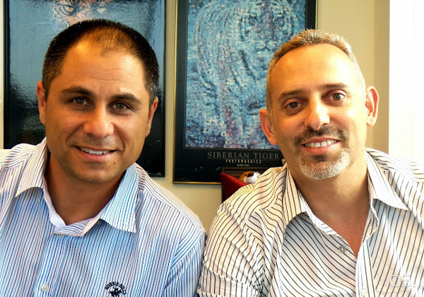 באו לבקר במאורת הנמר: מימין - דניאל גליק, מנהל יחידת הכתיבה הטכנית בקבוצת יעל; ואופיר חזות, סמנכ"ל מיקור-חוץ בקבוצה