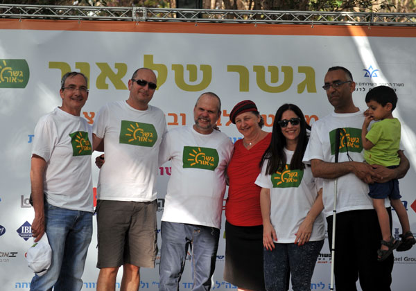 "תמונת פרידה" בתום האירוע. מימין: משה משרקי מעמותת על"ה; אור-לי עפרי; ד"ר אילנה גלייטמן, מנהלת השירות לעיוור במשרד הרווחה; רונן זרצקי; איתמר גוטהרץ; ולייזי אורן
