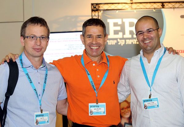 מימין: צפריר עזרא משטראוס מים, איתן לב טוב מניפנדו וגיל פוה משטראוס מים