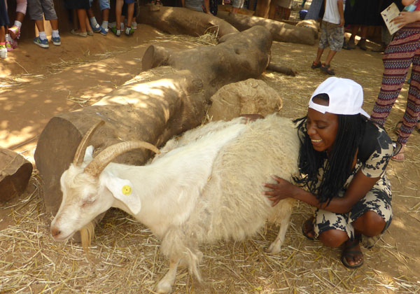 ילדה לקויית ראייה מתרגשת מליטוף חיות בספארי