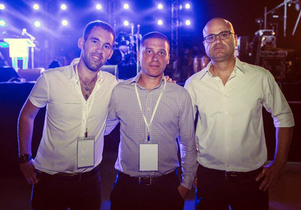 מימין: גיא דה פיצ'וטו, מנכ"ל רונלייט, זיו קוריצקי, סמנכ"ל השיווק של LG ישראל, ואריאל צור, סמנכ"ל השיווק של רונלייט