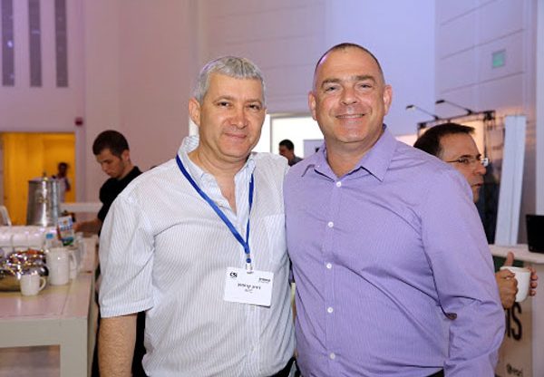 מימין: גיא בהירי, CTO ומנהל מכירות ב-HP ישראל, ודורון קרופמן, מנהל פעילות APC ישראל מקבוצת שניידר אלקטריק