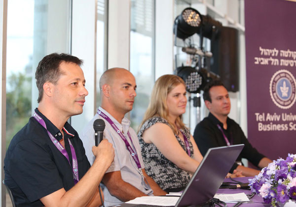 הפאנל בפורום אלפא - מימין לשמאל: אלעד גולדנברג, eBay ישראל, ניצן שמייסר, Uber בישראל, יוסי מאירי, HeadStart, ועדי מימרן, SmartDrive