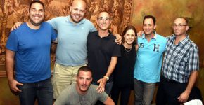 מימין: איתי פישביין, מנהל פיתוח עסקי Azure במיקרוסופט; ארז אלשייך, מנכ"ל Valinor; רותם פוקס, מנהלת שותפים במיקרוסופט; אבי ביניא, מנהל קבוצת השותפים במיקרוסופט ישראל; עמית גטניו, המנכ"ל היוצא של דריו ואסף נקש, המנכ"ל הנכנס של דריו. למטה: רמי וכנר, סמנכ"ל המכירות של Valinor