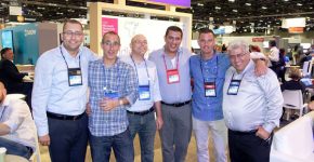 מימין: דודו בסה, המנכ"ל והבעלים של סלע; רמי וכנר, מנהל מכירות ב-Valinor; הזוכים בפרס השותף המצטיין בישראל ל-2015: אור פינקלשטיין, מנכ"ל IMF; גיא ארמה, מנהל בקבוצת השותפים של מיקרוסופט העולמית; אבי ביניא, מנהל השותפים של מיקרוסופט ישראל וראש המשלחת; ואורי בן משה, שותף מנהל בהדרכה ישירה