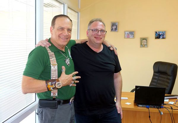 מימין: אבירם אייזנברג ופלי הנמר במשרדי Ignite בקייב, בירת אוקראינה