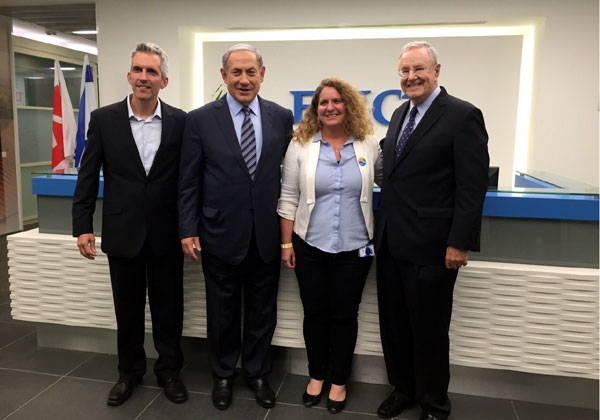 מימין: סטיב פורבס, הבעלים של המגזין פורבס; מאיה הופמן לוי, מנהלת הסניף של EMC בבאר שבע; ראש הממשלה, בנימין נתניהו; וד"ר יניב הראל, מנכ"ל קבוצת פתרונות הסייבר של EMC