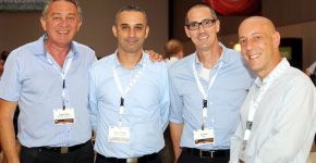 מימין: ארנון דים, סמנכ"ל מכירות לארגוני אנטרפרייז גדולים בסאפ ישראל; בעז נבט, מנהל מכירות למגזר הביטחוני בסאפ ישראל; שמוליק סיטון, מוביל טכנולוגיות בסאפ ישראל; וחיליק לייבוביץ', מנהל מכירות בכיר ב-HP ישראל