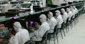עובדים במפעל של פוקסקון בסין. צילום: Zulo, מתוך ויקיפדיה