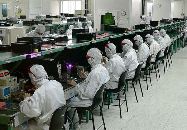 עובדים במפעל של פוקסקון בסין. צילום: Zulo, מתוך ויקיפדיה