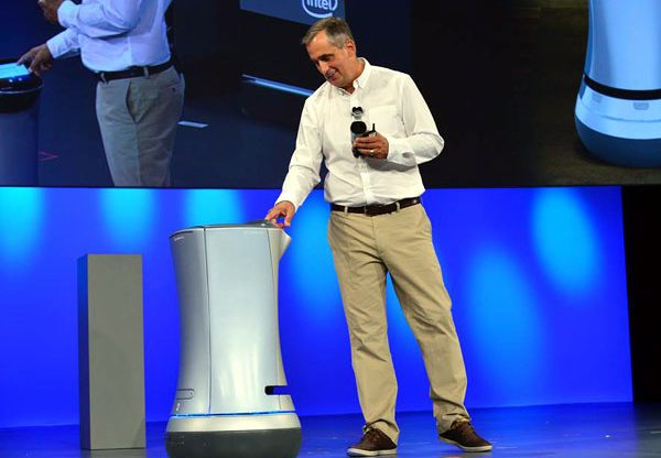 בריאן קרזניץ', מנכ"ל אינטל, מציג את הרובוט Savoike. צילום: יח"צ