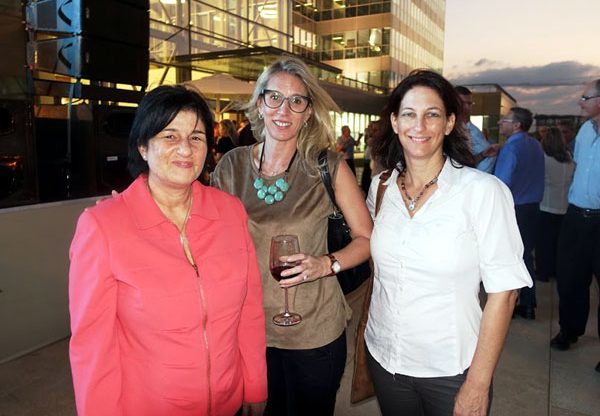 מימין: רונית בלו-לפידור, מנכ"לית מיה מחשבים, נציגת SAS בישראל; מיר ארקין, מנהלת מכירות במיה מחשבים; וסמדר ברבר-צדיק, מנכ"לית הבנק הבינלאומי