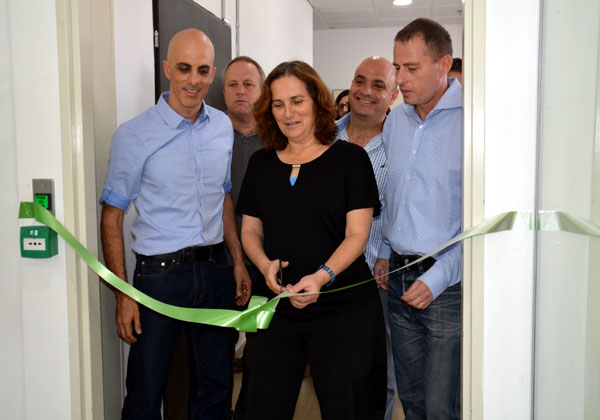 טקס גזירת הסרט במרכז החדש. מימין: דרור גונן, מנכ"ל גליל סופטוור; אמין אבו-ליל, סמנכ"ל לקוחות בגליל סופטוור; ענת כהן, מנהלת סאנדיסק תפן; זאבי ברגמן, יו"ר גליל סופטוור; ושחר בר-אור, מנכ"ל סאנדיסק ישראל