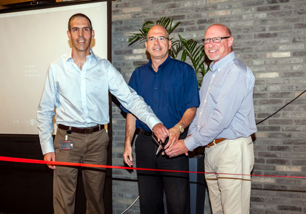 מימין: דיוויד טריסקו, סגן נשיא לנדל"ן ואבטחה בקיידנס; יצחק ברוורמן, ראש עיריית פתח תקווה; ושלומי עוזיאל, סגן נשיא למחקר ופיתוח בקיידנס