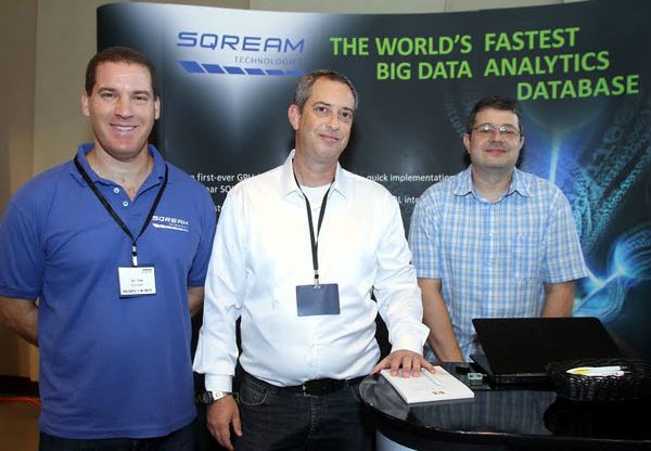 מימין: לב אוזריאנסקי, מומחה Big Data בווי-אנקור; טל מירון, מנהל תחום Big Data בווי-אנקור; ואורי נצר, סמנכ"ל מוצר ב-SQReam